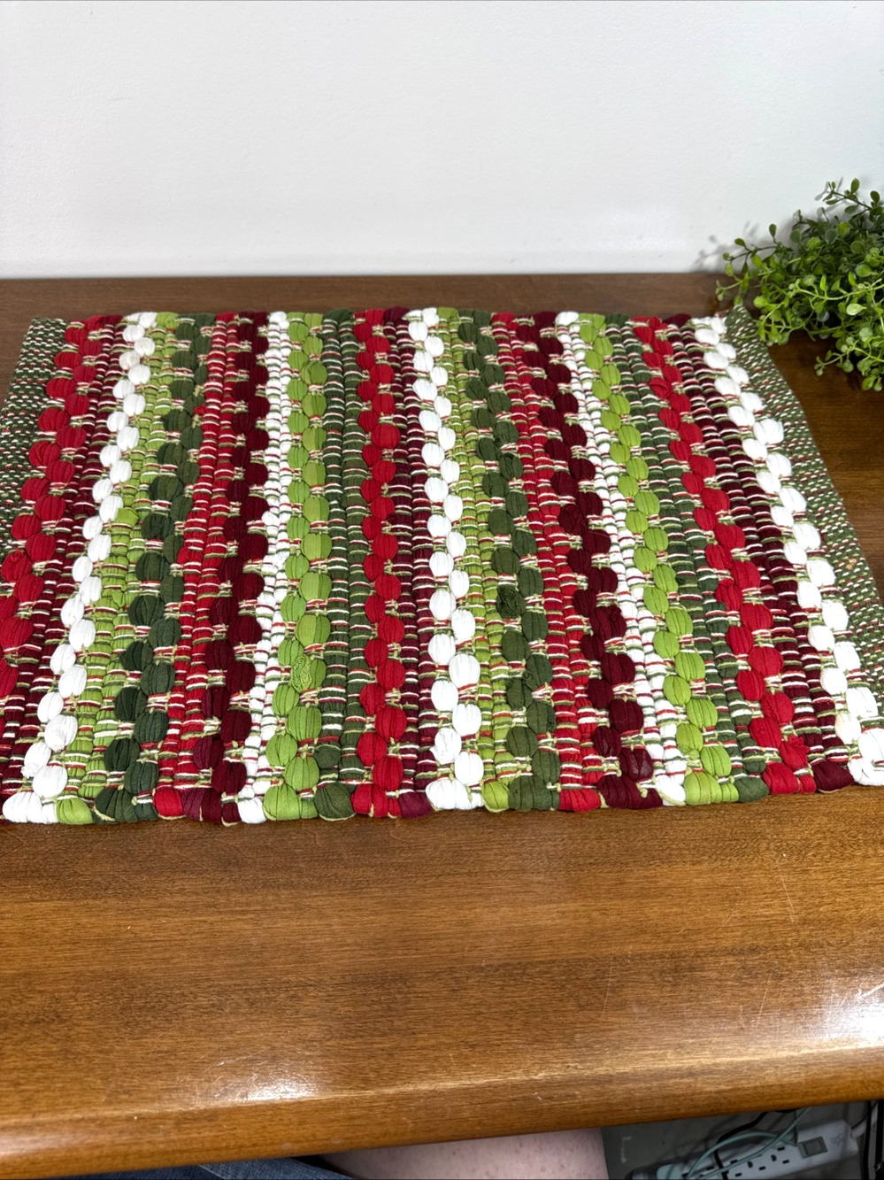 Amish Toothbrush Rag Rug Christmas Red Green White Placemat 19"